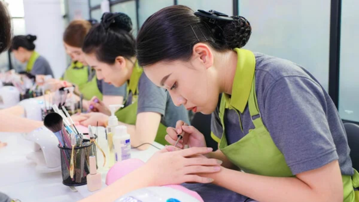 Học nail có cần khéo tay không? Học nail có khó không?