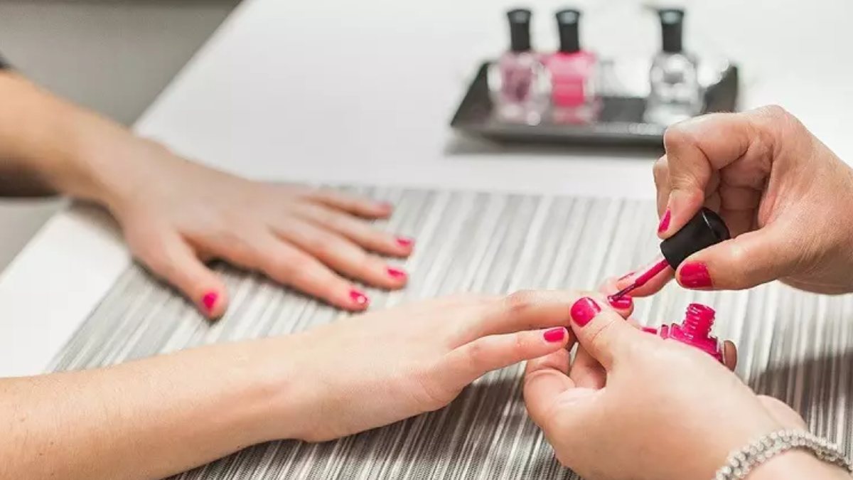 Làm nail bao nhiêu tiền? Cập nhật bảng giá sơn gel bình dân