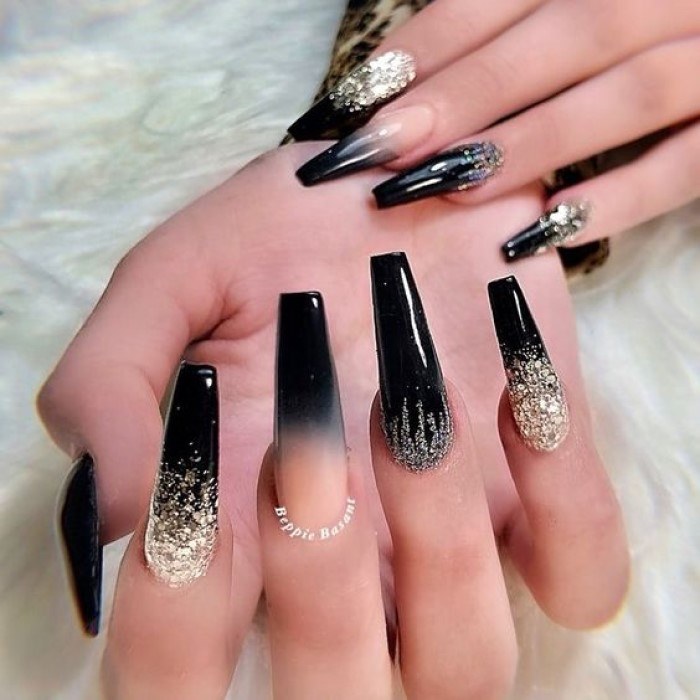 Sơn móng tay màu đen: Tưởng nhạt nhoà mà sang hết nấc với 5 kiểu nail đẹp  này