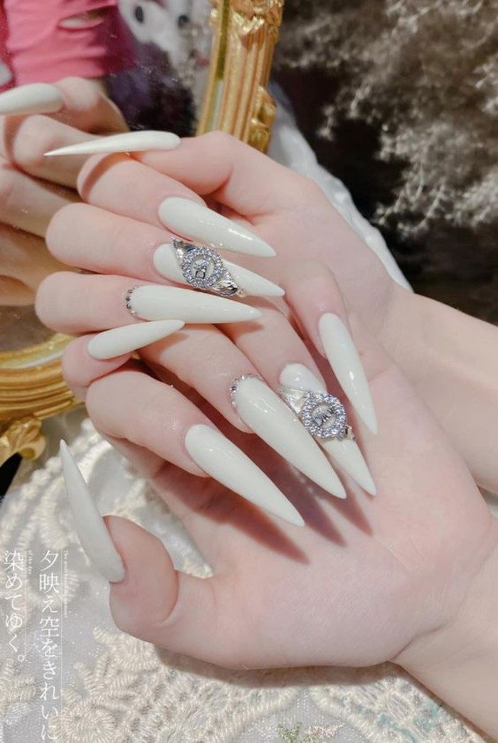 mẫu nail cô dâu màu trắng sang móng nhọn