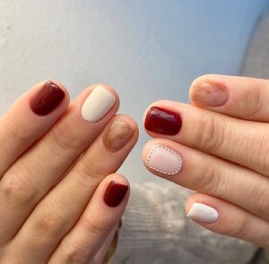 Gợi ý những mẫu nail đỏ mận cho chị em may mắn diện Tết