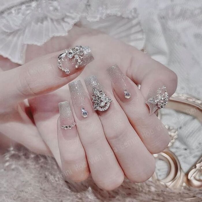 nail màu trắng cho cô dâu