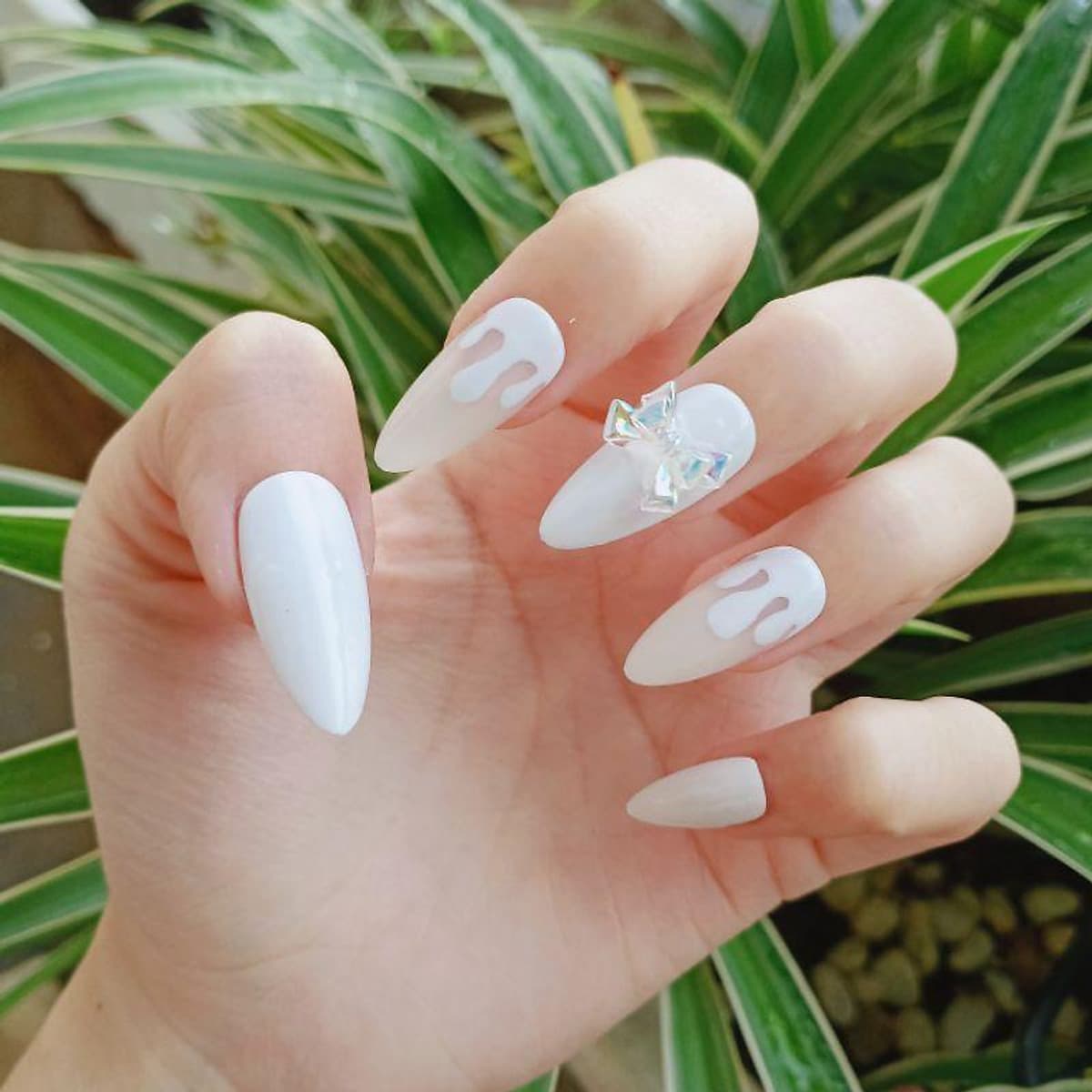 Những mẫu nail chụp ảnh cưới đẹp, sang chảnh & ấn tượng