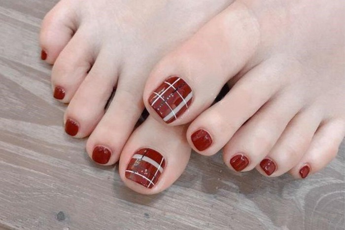 Mẫu nail sơn móng chân màu đỏ rượu 