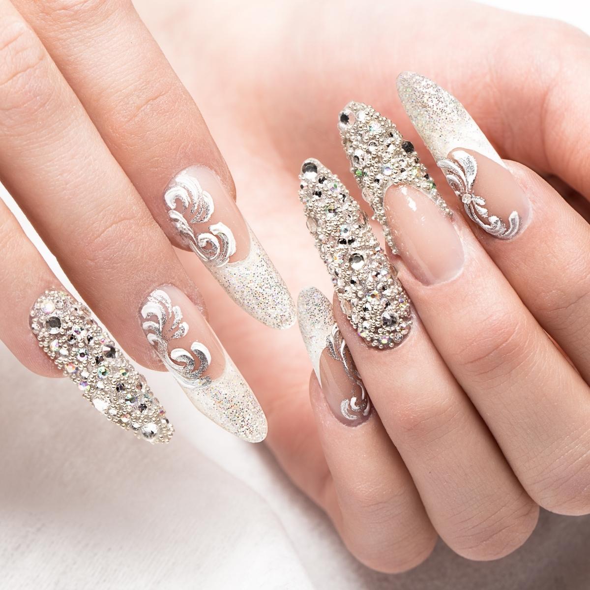 Những mẫu nail đính charm đẹp, sang chảnh gợi cho nàng dáng vẻ kiêu sa