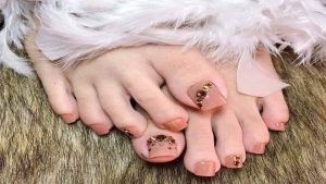 Những mẫu nail chân đính đá đơn giản mà sang chảnh cho nàng