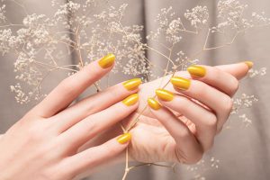 Tham khảo những mẫu nail màu vàng đính đá đẹp, sang chảnh