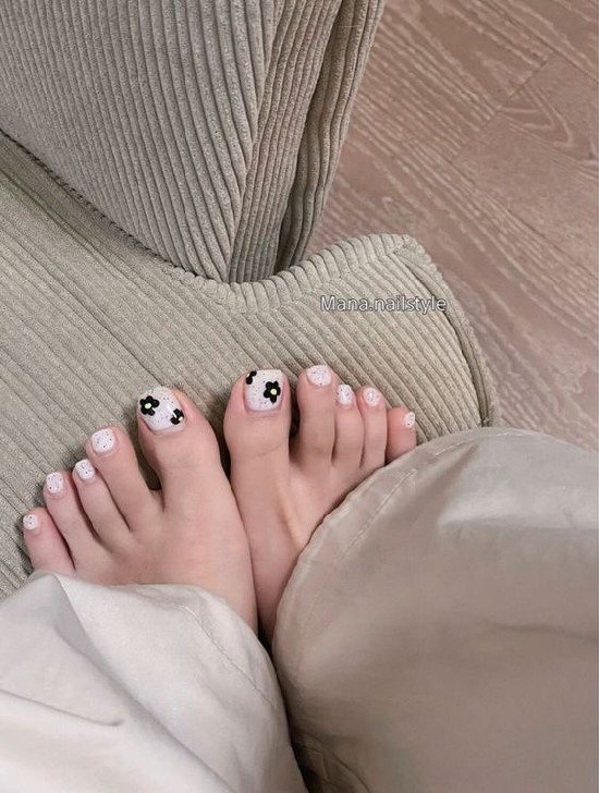 sơn móng chân màu trắng đen