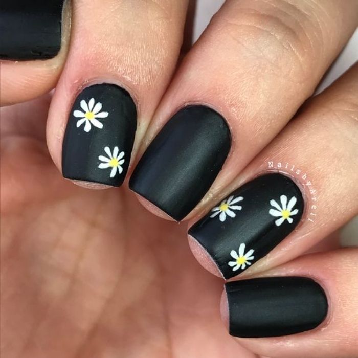vẽ nail hoa cúc màu đen