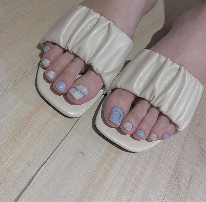 vẽ nails chân đẹp cho người trung tuổi đơn giản