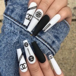 Mẫu nail Chanel: Sự quý phái và cổ điển cho bộ móng thêm xinh