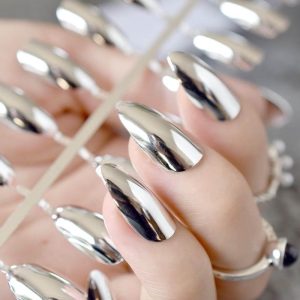 Sự lấp lánh và quý phái trên những mẫu nail bạc đặc biệt