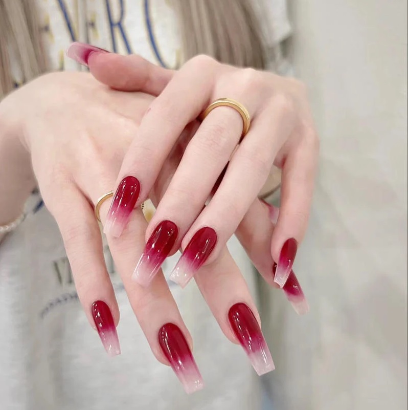 Hiệu ứng ombre được kết hợp cùng nail đỏ