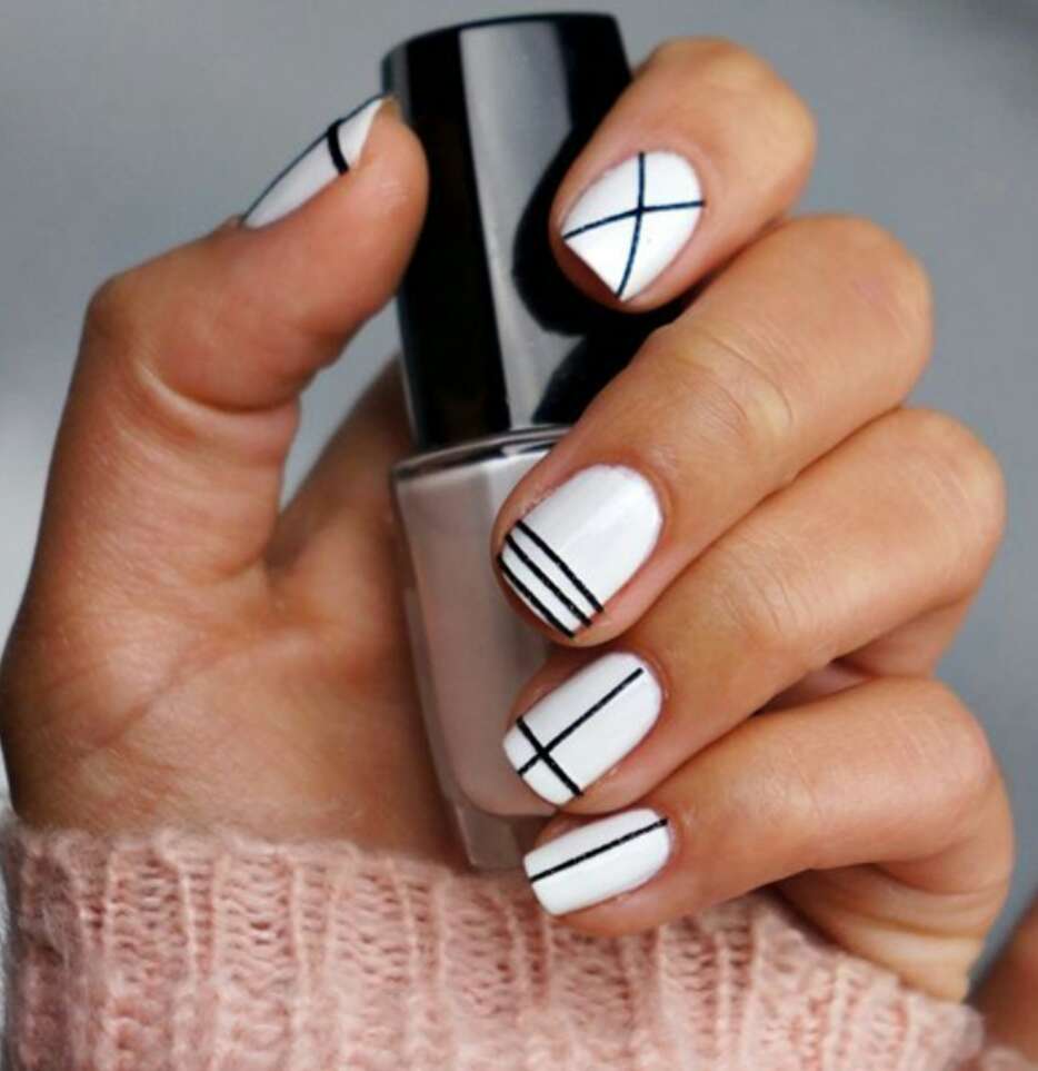 Họa tiết kẻ sọc cho nail trắng