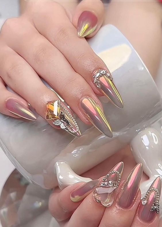 Mẫu nail kết hợp từ nhiều chất liệu