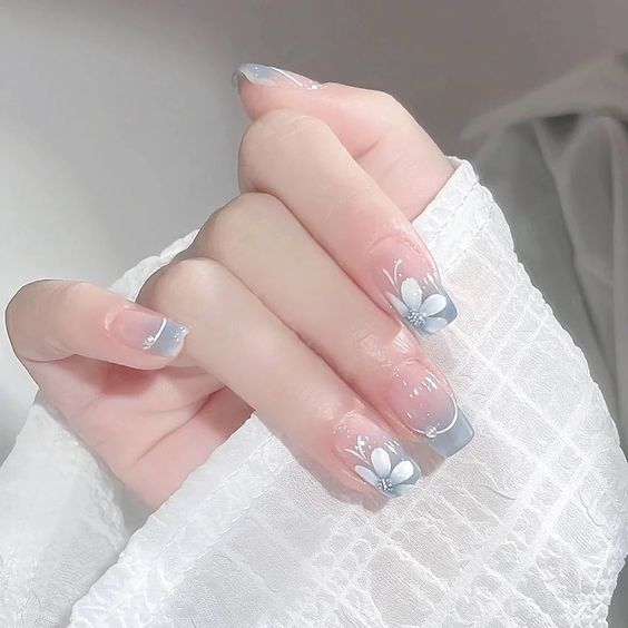 Mẫu nail ombre kết hợp cùng họa tiết hoa