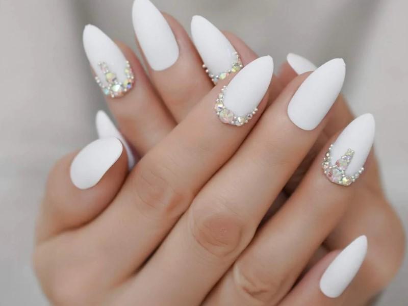 Mẫu nail trắng đính đá