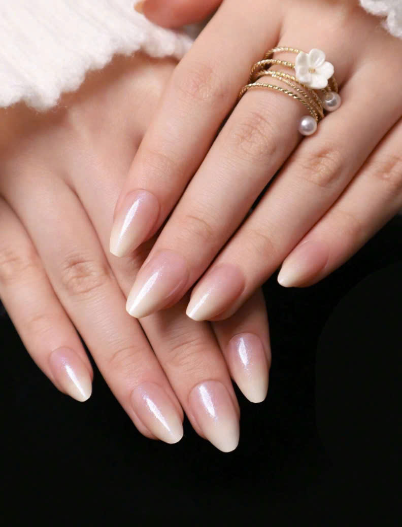 Mẫu nail trắng Ombre