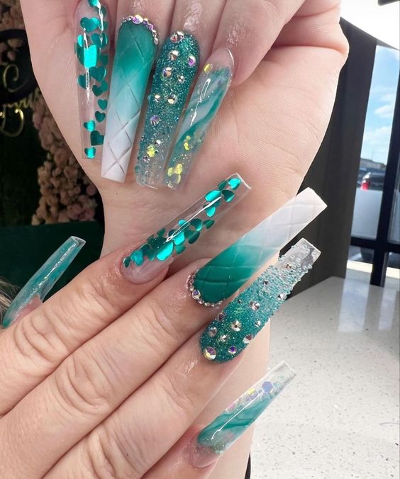 Nail đắp bột với họa tiết cầu kỳ