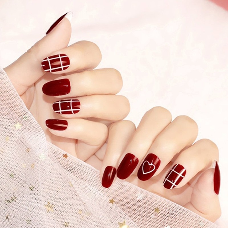 Nail đỏ kết hợp cùng họa tiết đơn giản