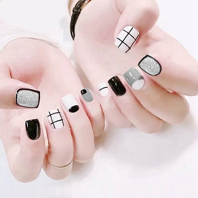 Nail hình học và các đường sọc thể hiện cá tin