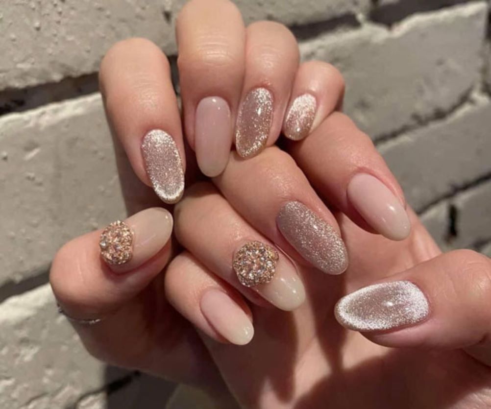 Nail màu nude ánh nhũ - mẫu nail đẹp tôn da