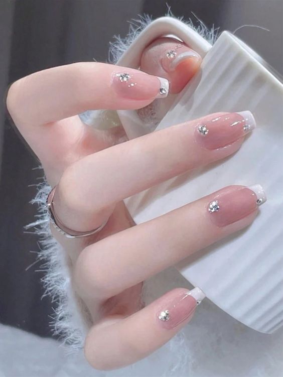 Mẫu nail Pháp kết hợp cùng đá thanh lịch nhẹ nhàng cho nàng đi học