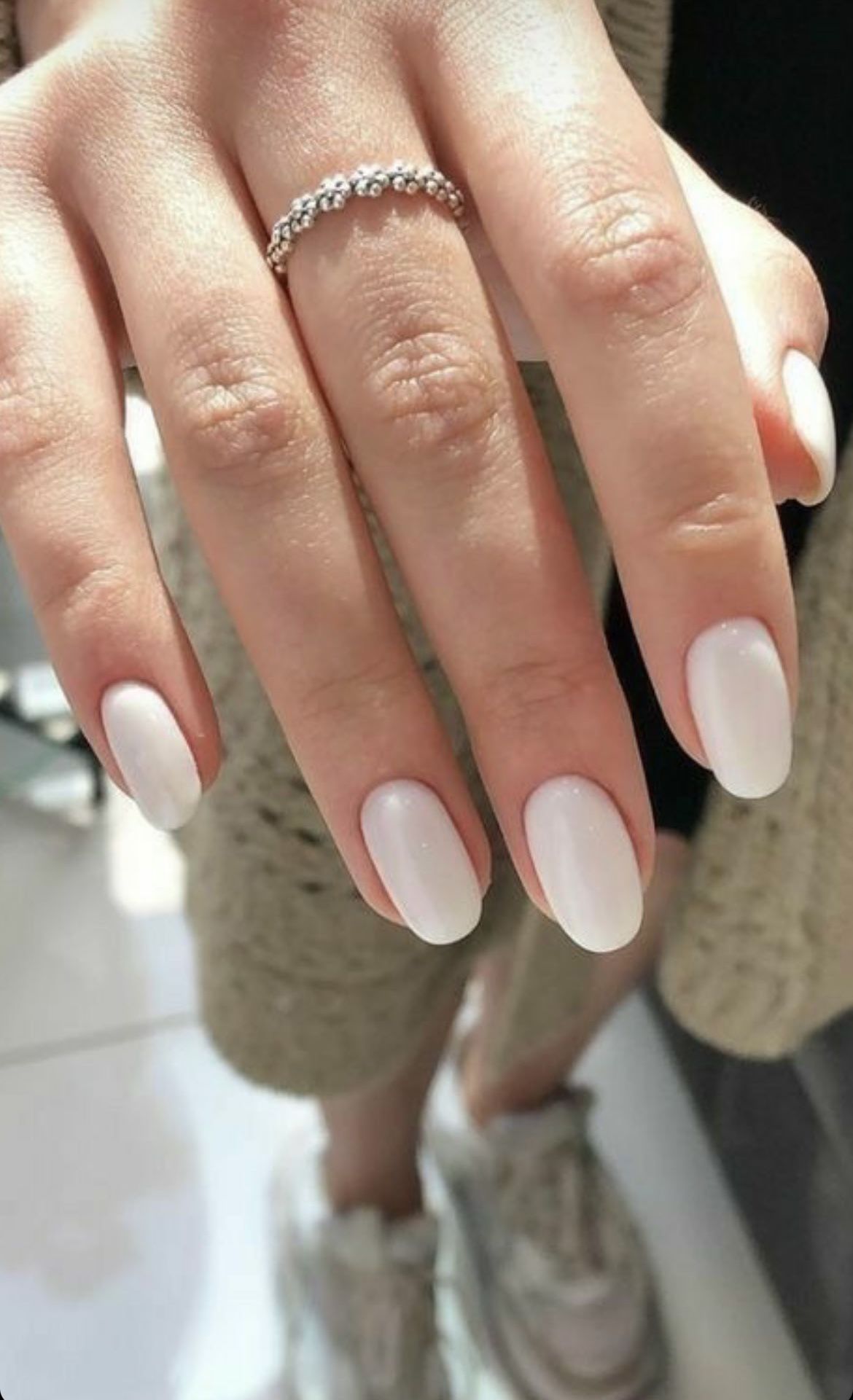 Nail trắng với móng hình trái xoan