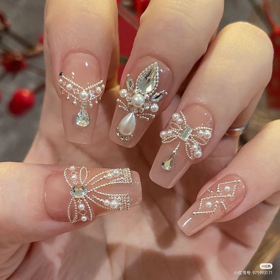 Nghệ thuật nail đính đá đầy thu hút