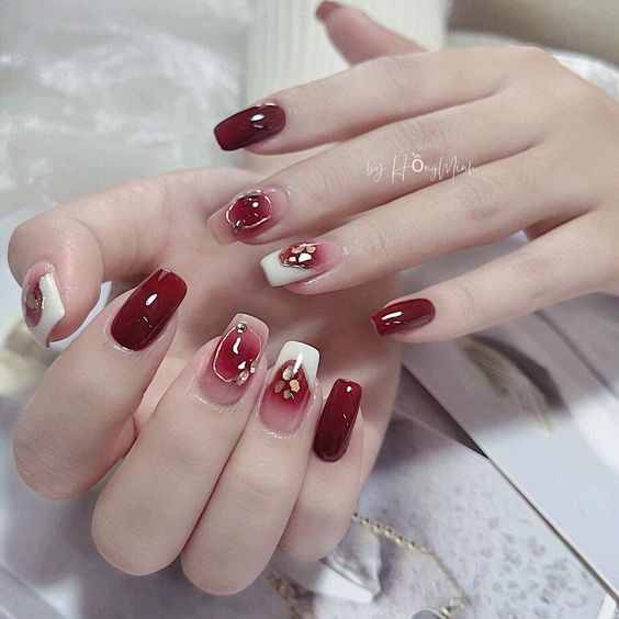 Mẫu họa tiết cho nail đỏ rượu