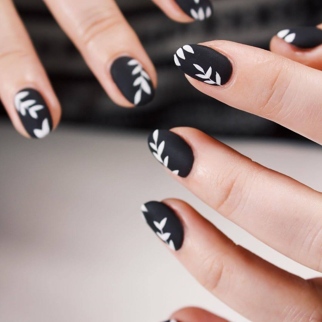 Mẫu nail đen kết hượp cùng họa tiết hoa lá