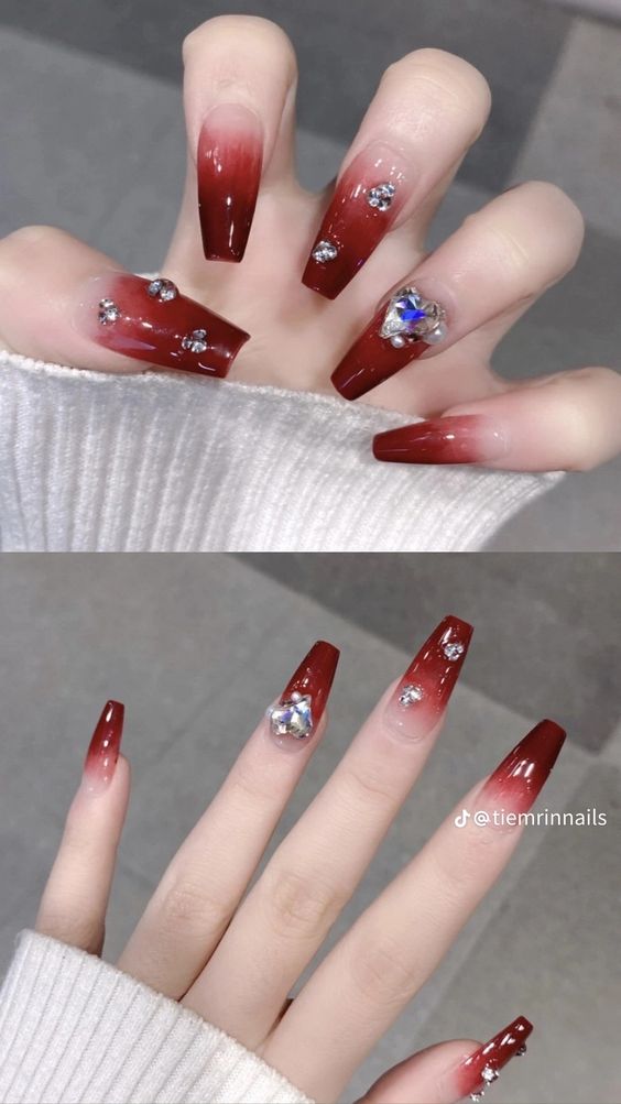 Mẫu nail đính đá đỏ rượu