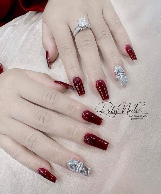 Mẫu nail đính đá màu đỏ rượu