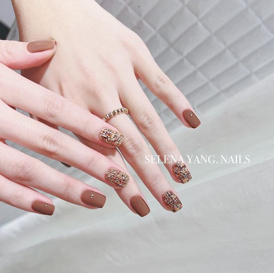 Mẫu nail nâu tây kim tuyến