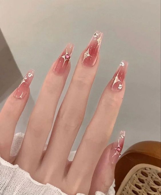 Mẫu nail ombre họa tiết hot nhất 2025