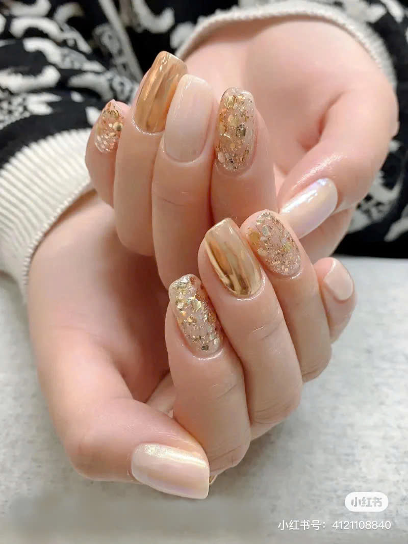 Mẫu nail vàng ánh kim