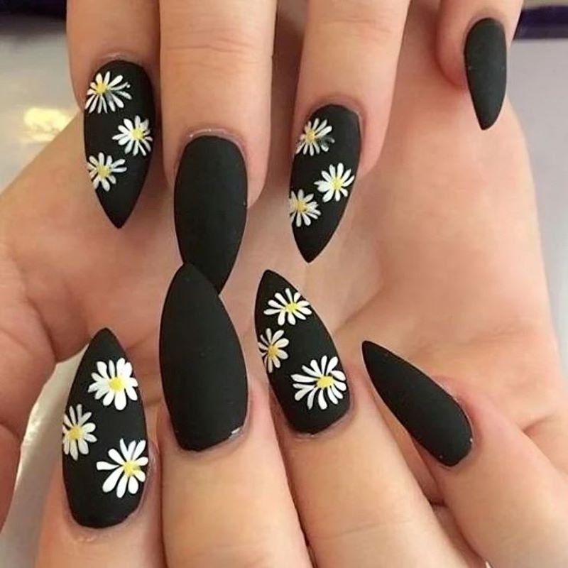 Nail đen cùng họa tiết hoa