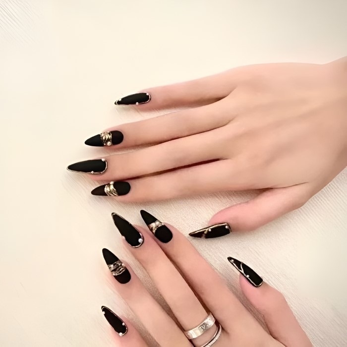 Nail đen kết hợp họa tiết