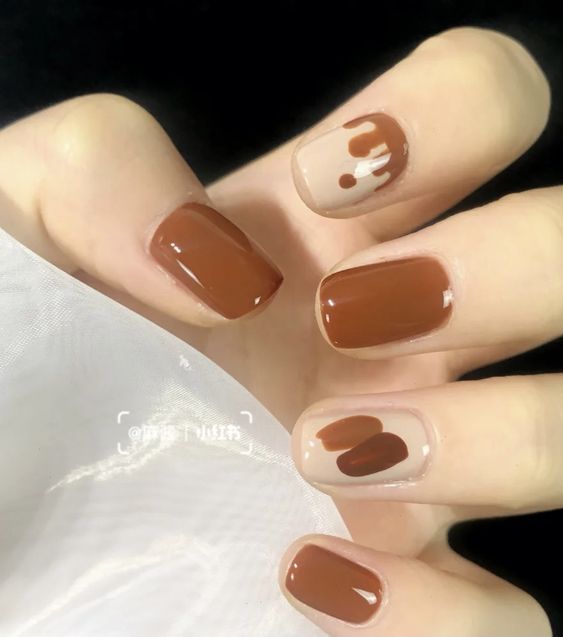 Nail nâu tây kết hợp họa tiết