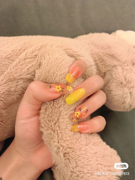 Nail vàng họa tiết