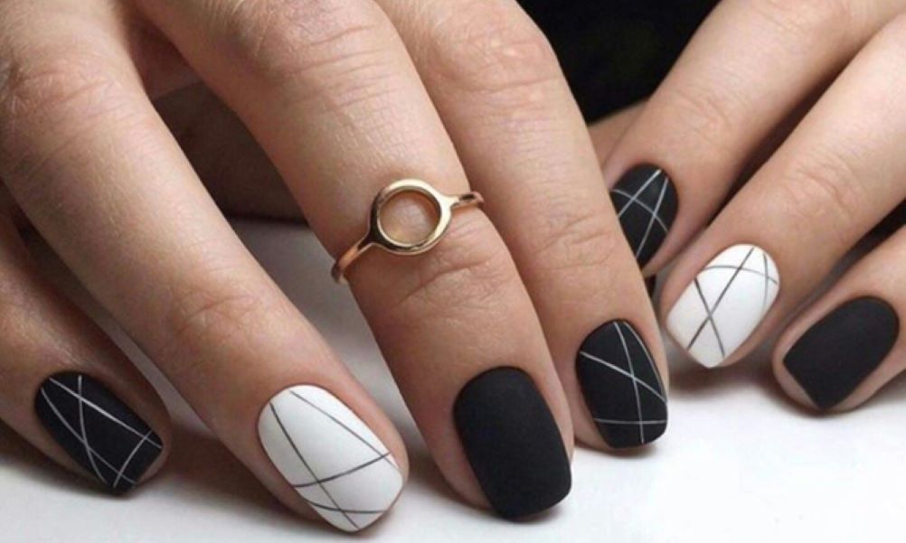 Sự kết hợp đầy cá tính của nail đen và trắng