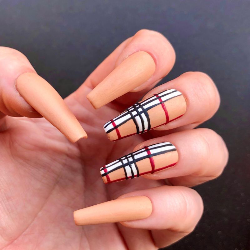 Họa tiết nail Burberry