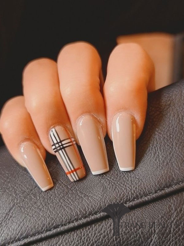 Mẫu nail caro burberry