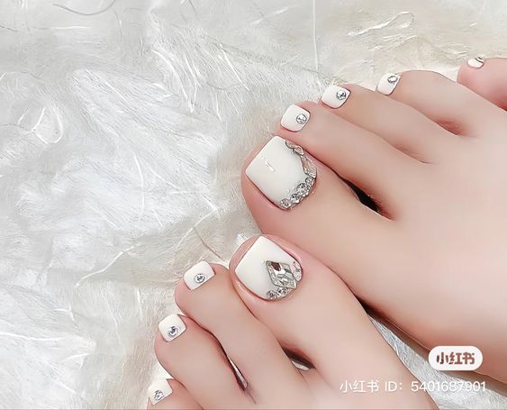 Mẫu nail chân đính đá trắng