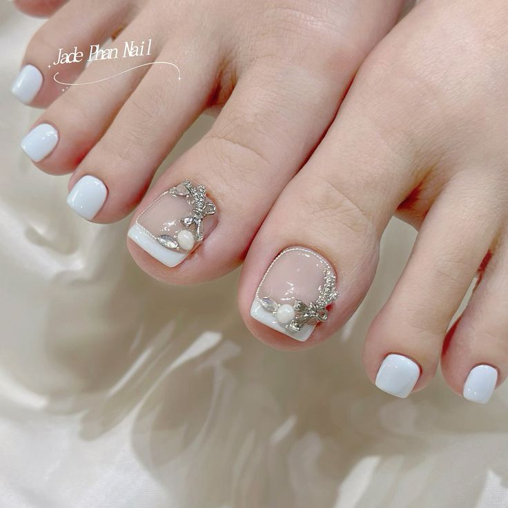 Nail chân trắng đính đá