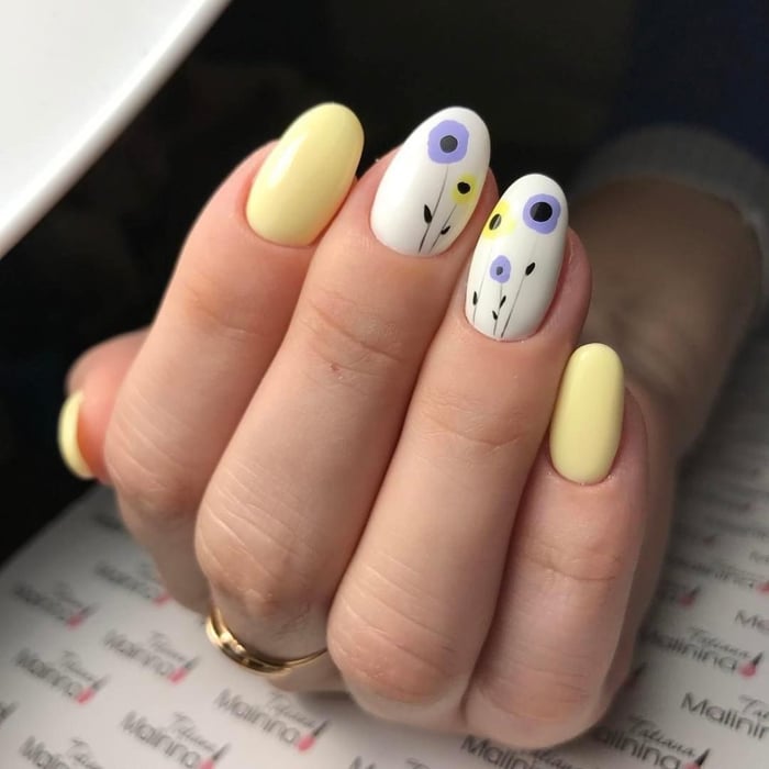 Nail hoa nhí pastel đơn giản