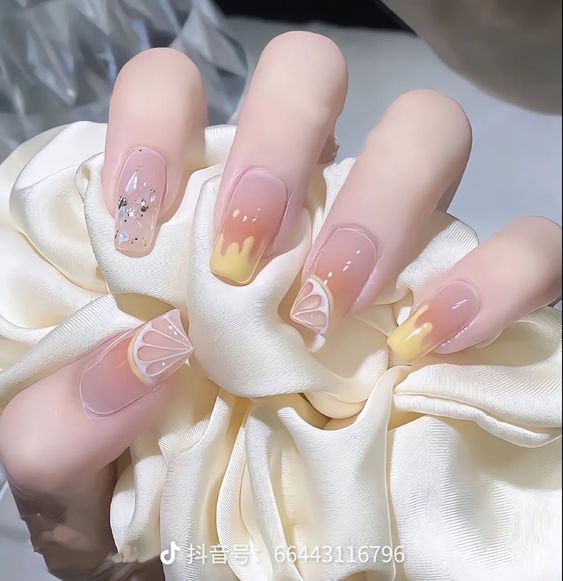 Nail hồng nhạt vàng